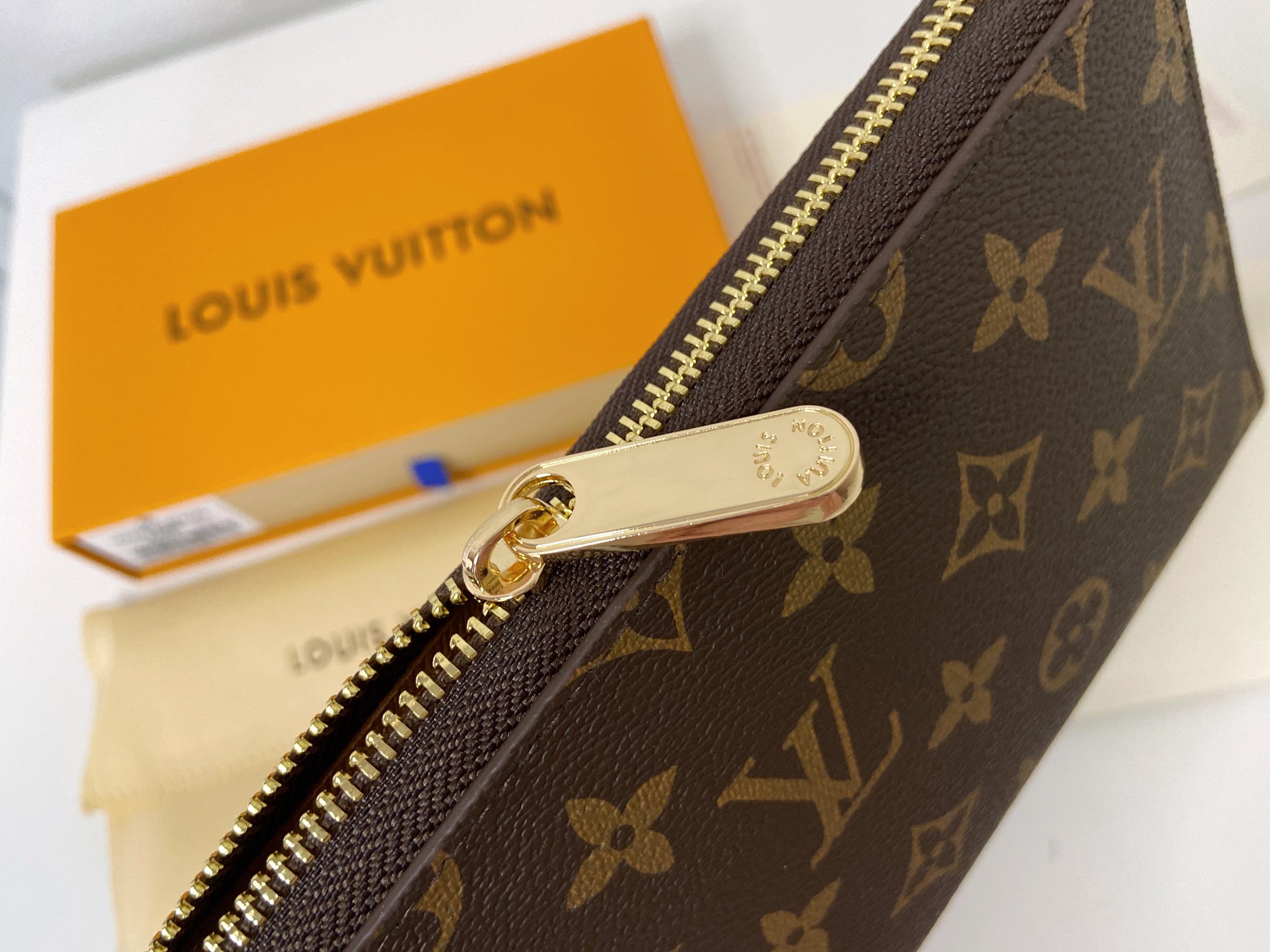 LV $25 gallery