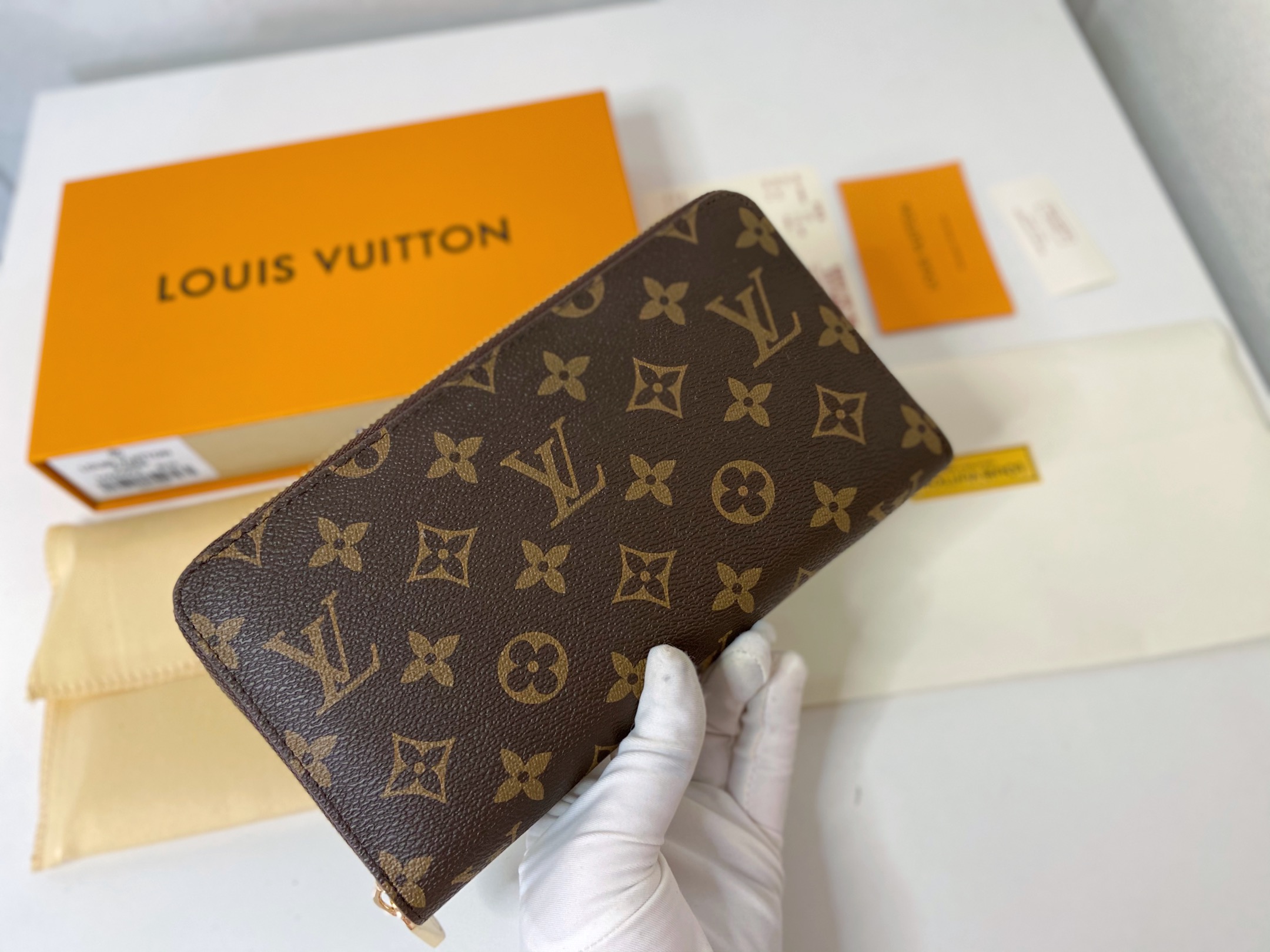 LV $25 gallery