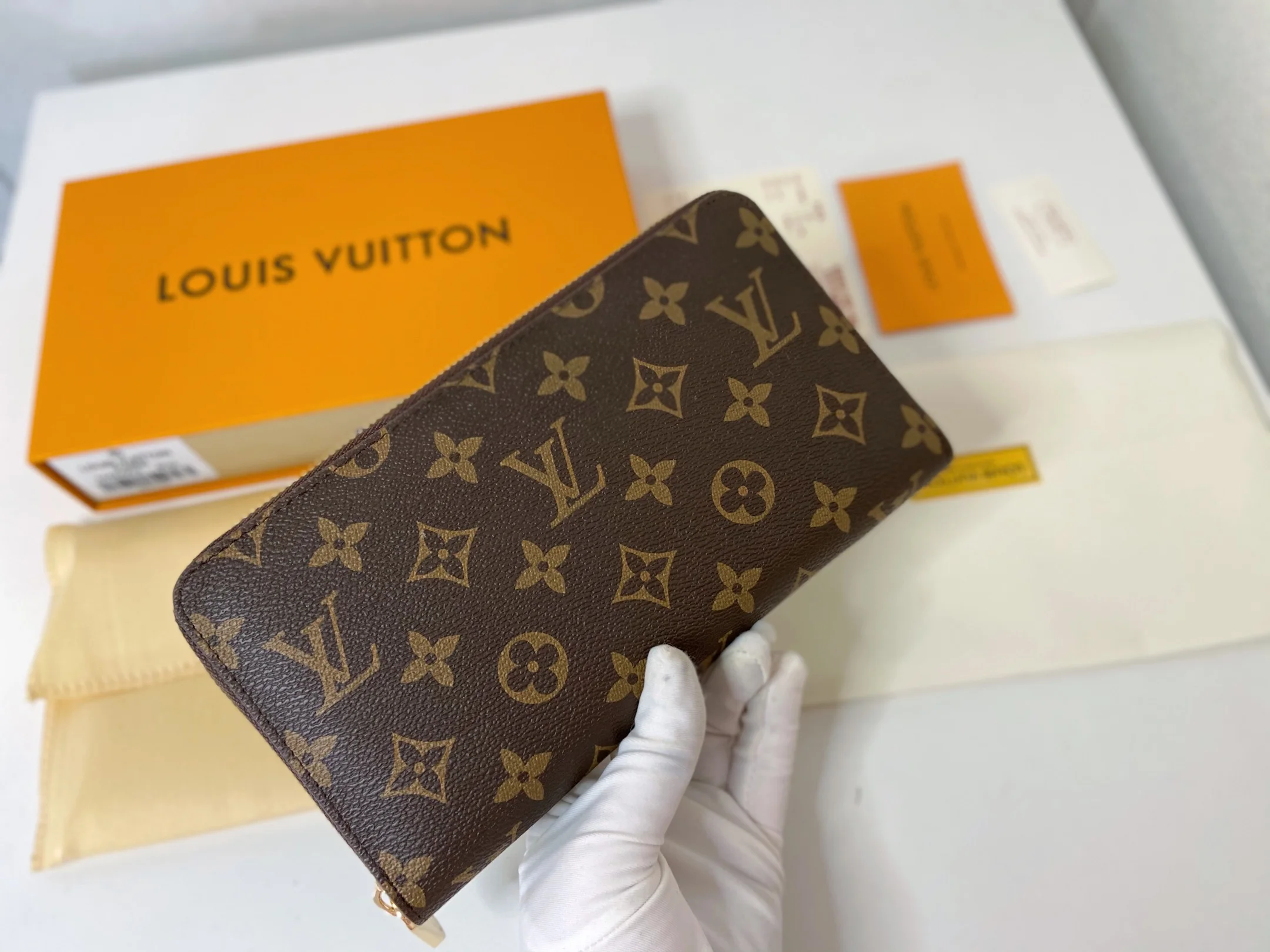 LV $25 gallery