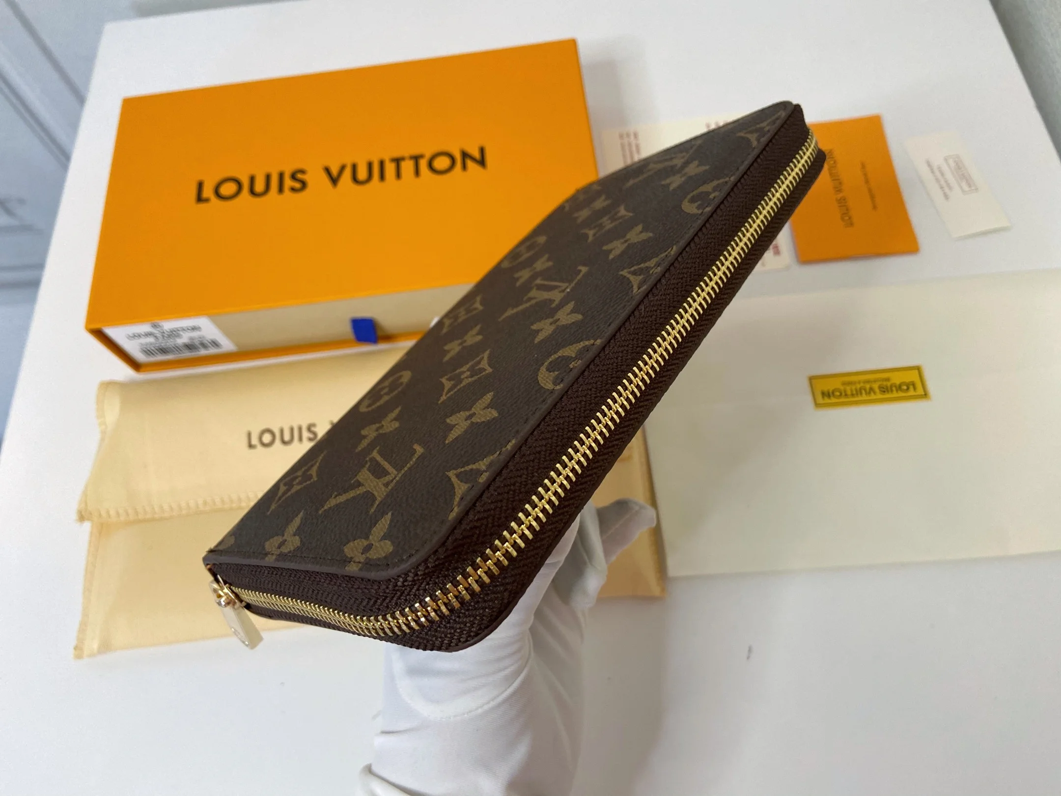 LV $25 gallery