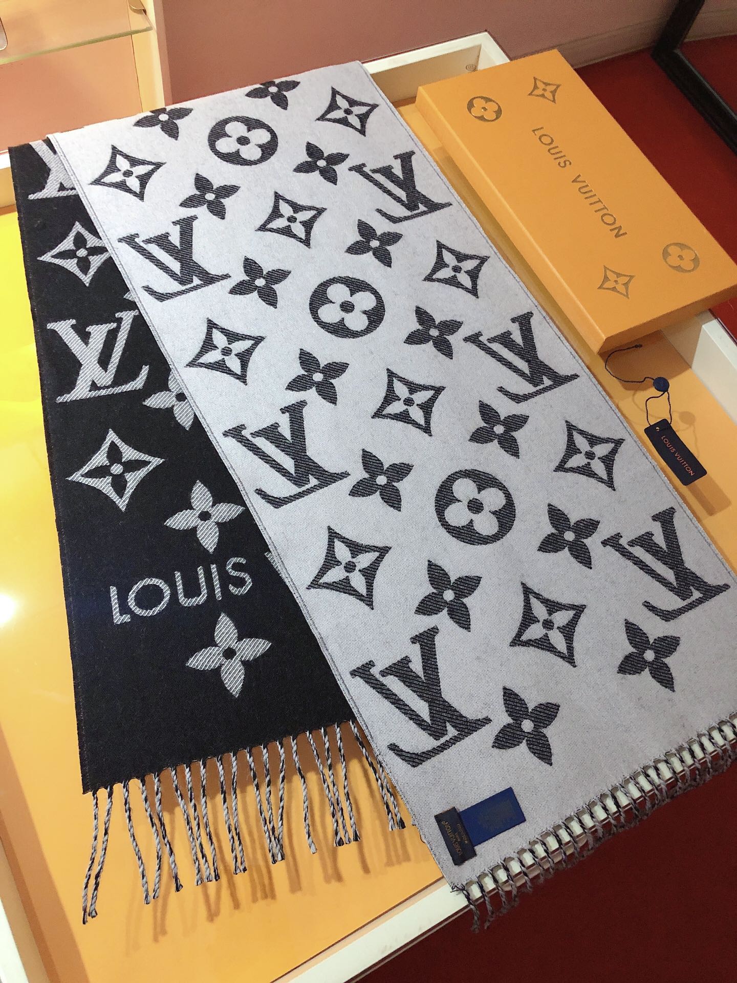 LV $25 gallery