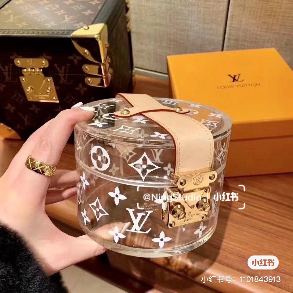 LV $62 gallery