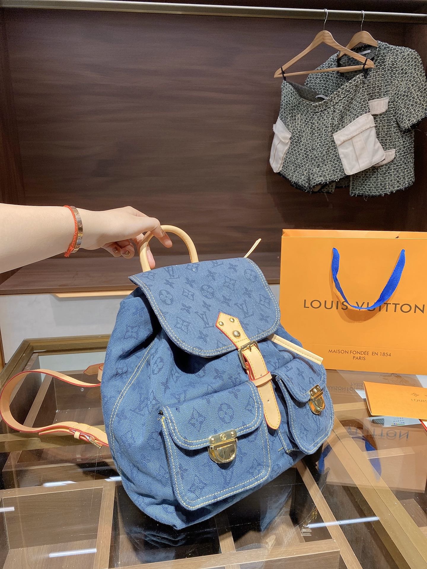 LV $76 gallery