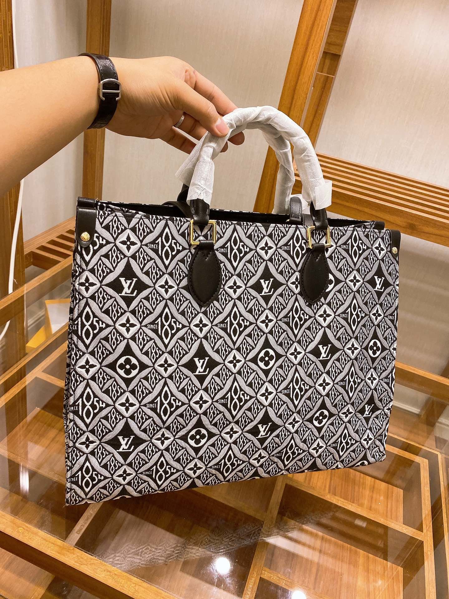 LV $84 gallery