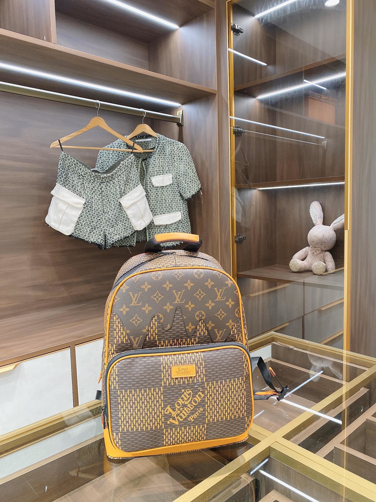 LV $90 gallery