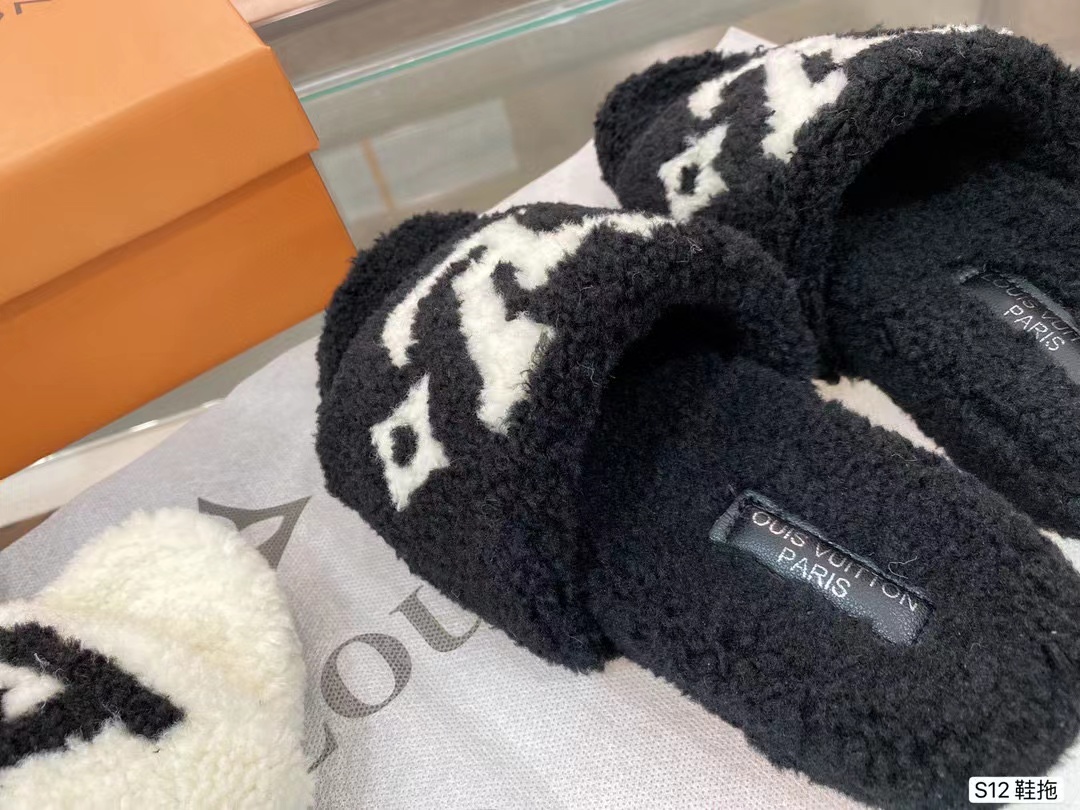 LV $90 gallery