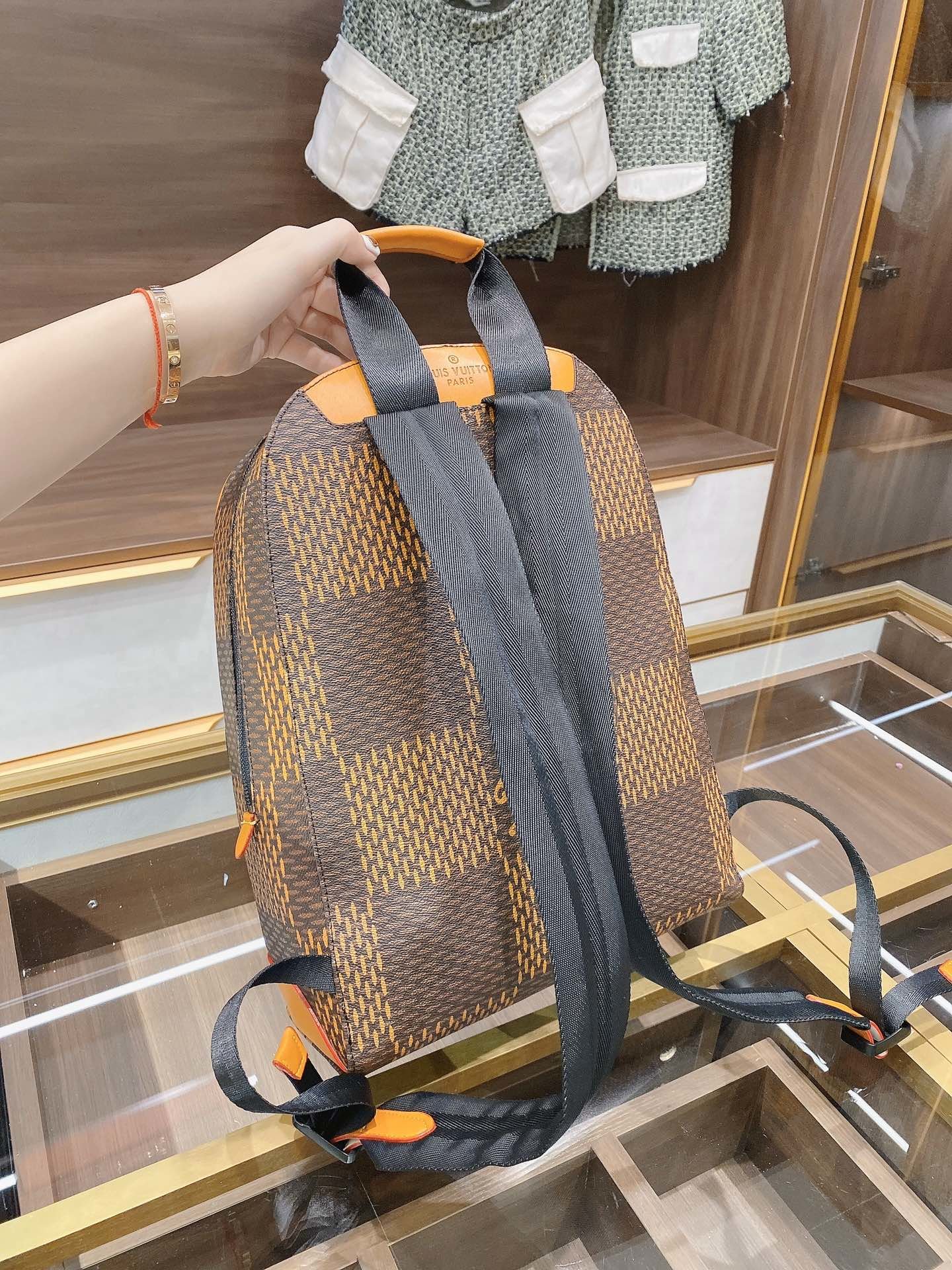 LV $90 gallery