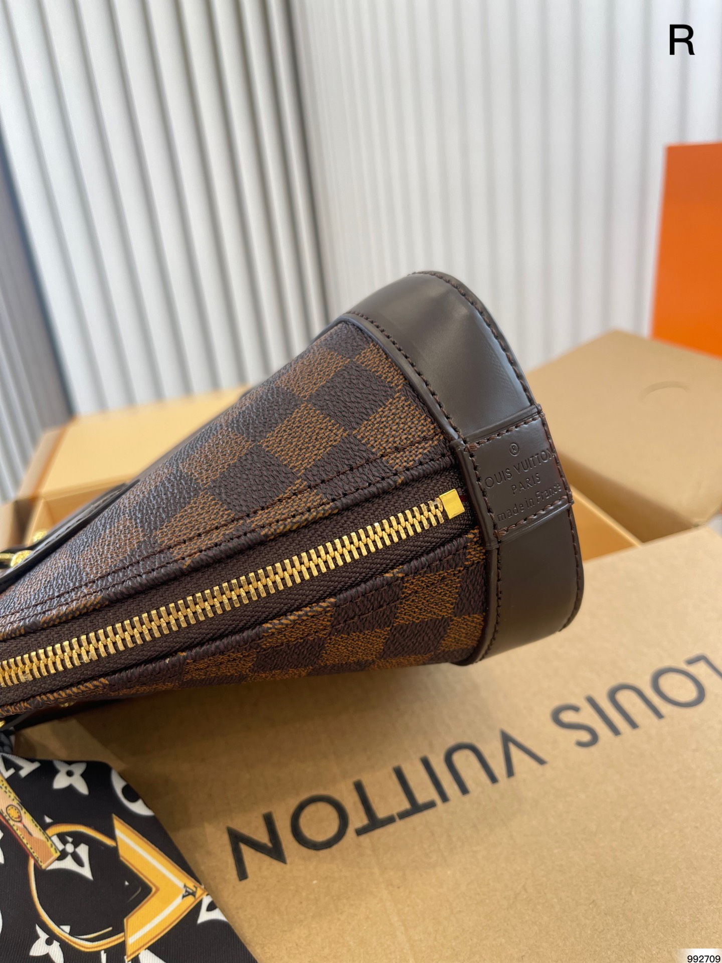 LV $90 gallery