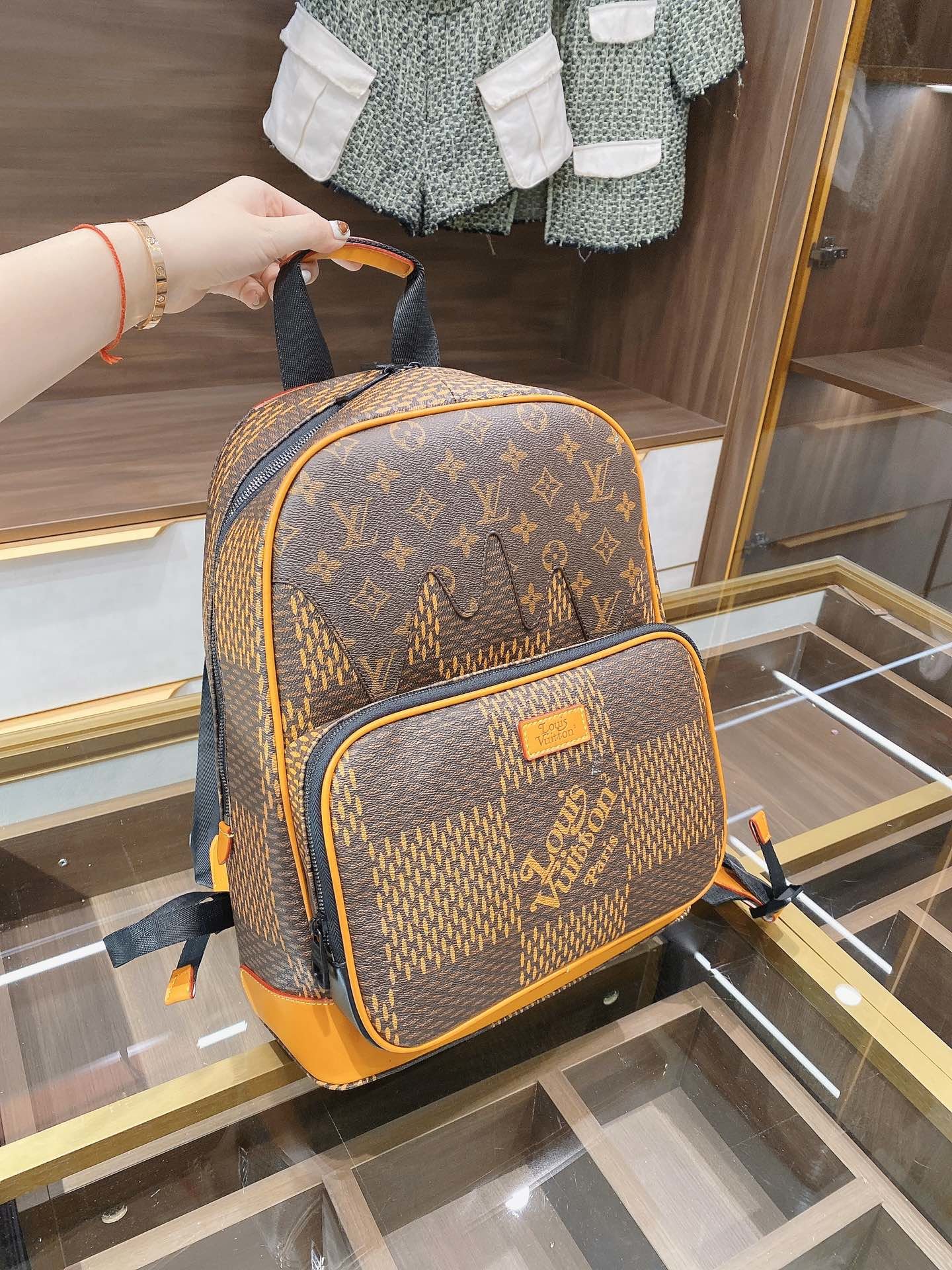 LV $90 gallery