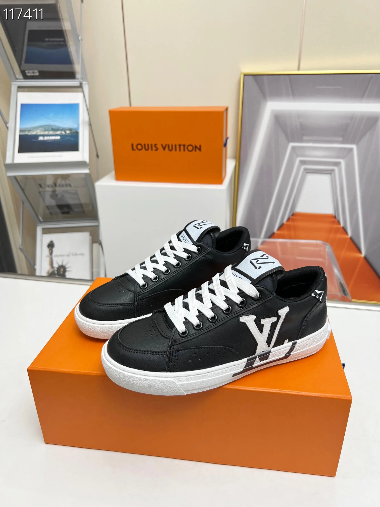 LV $90 gallery