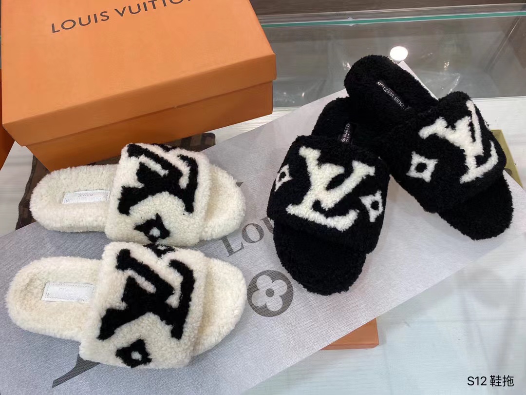 LV $90 gallery