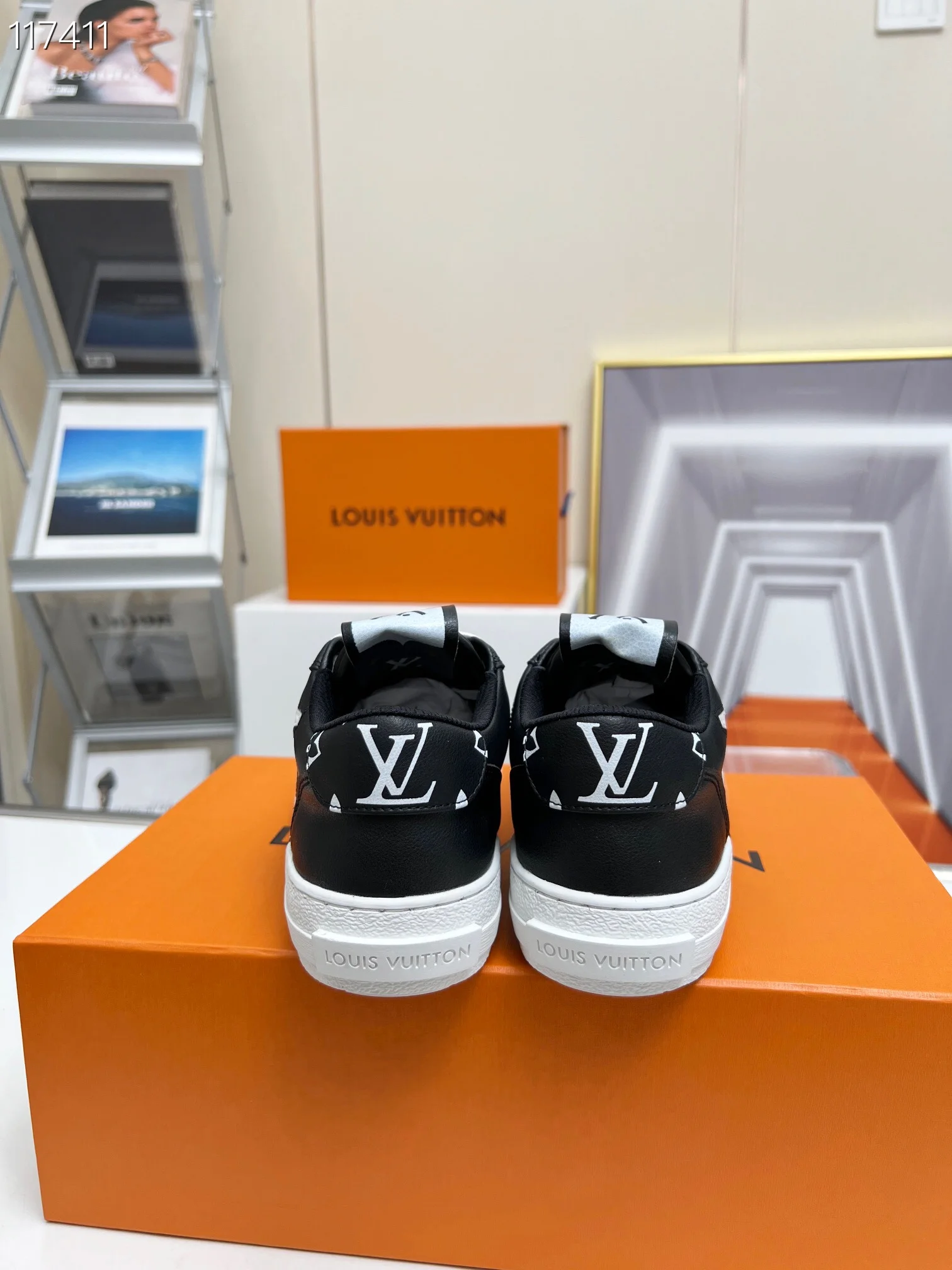 LV $90 gallery