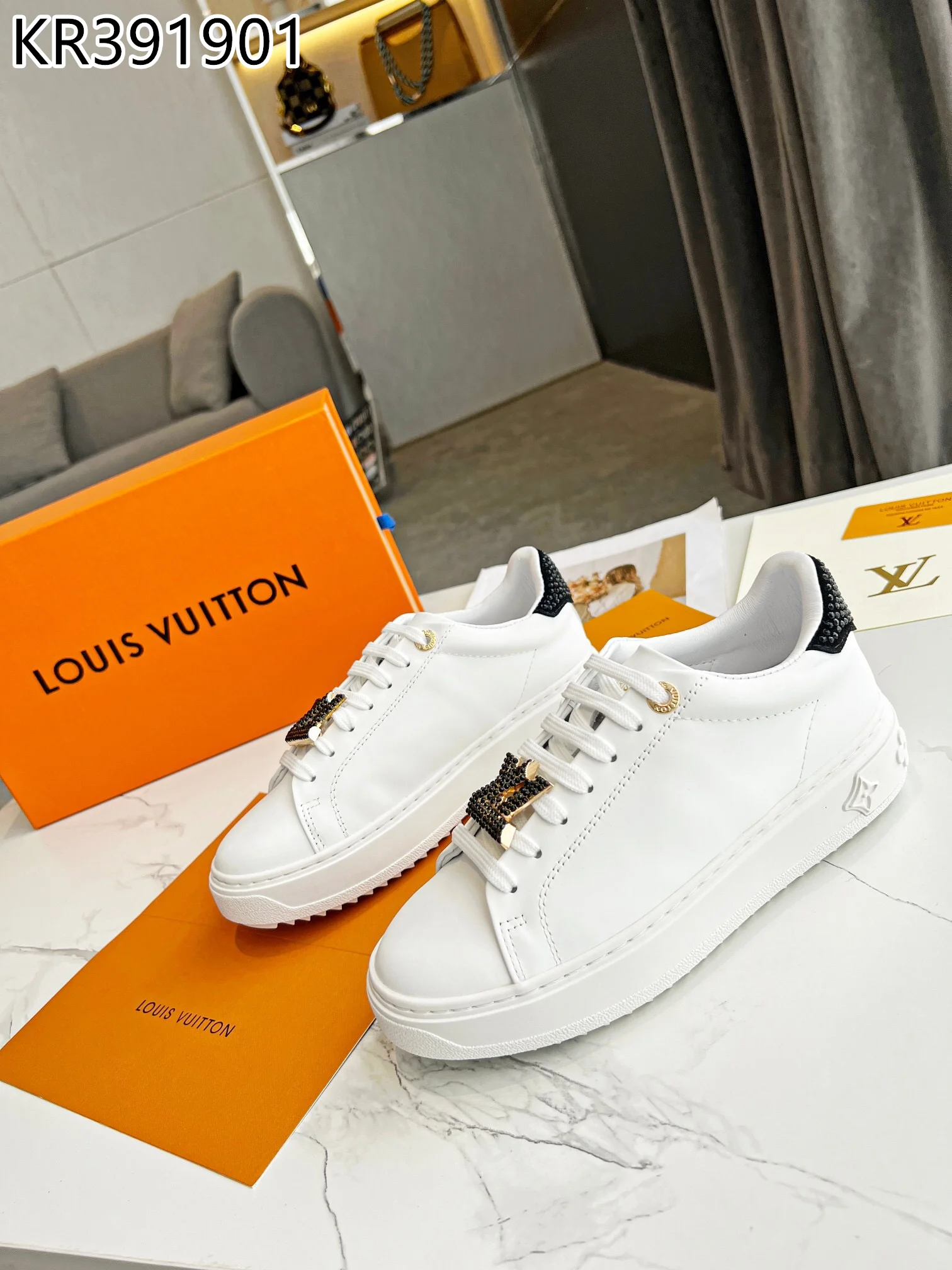 LV $90 gallery