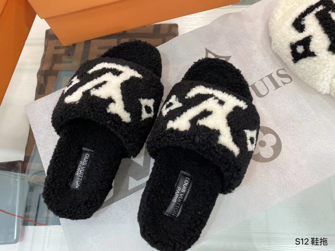 LV $90 gallery