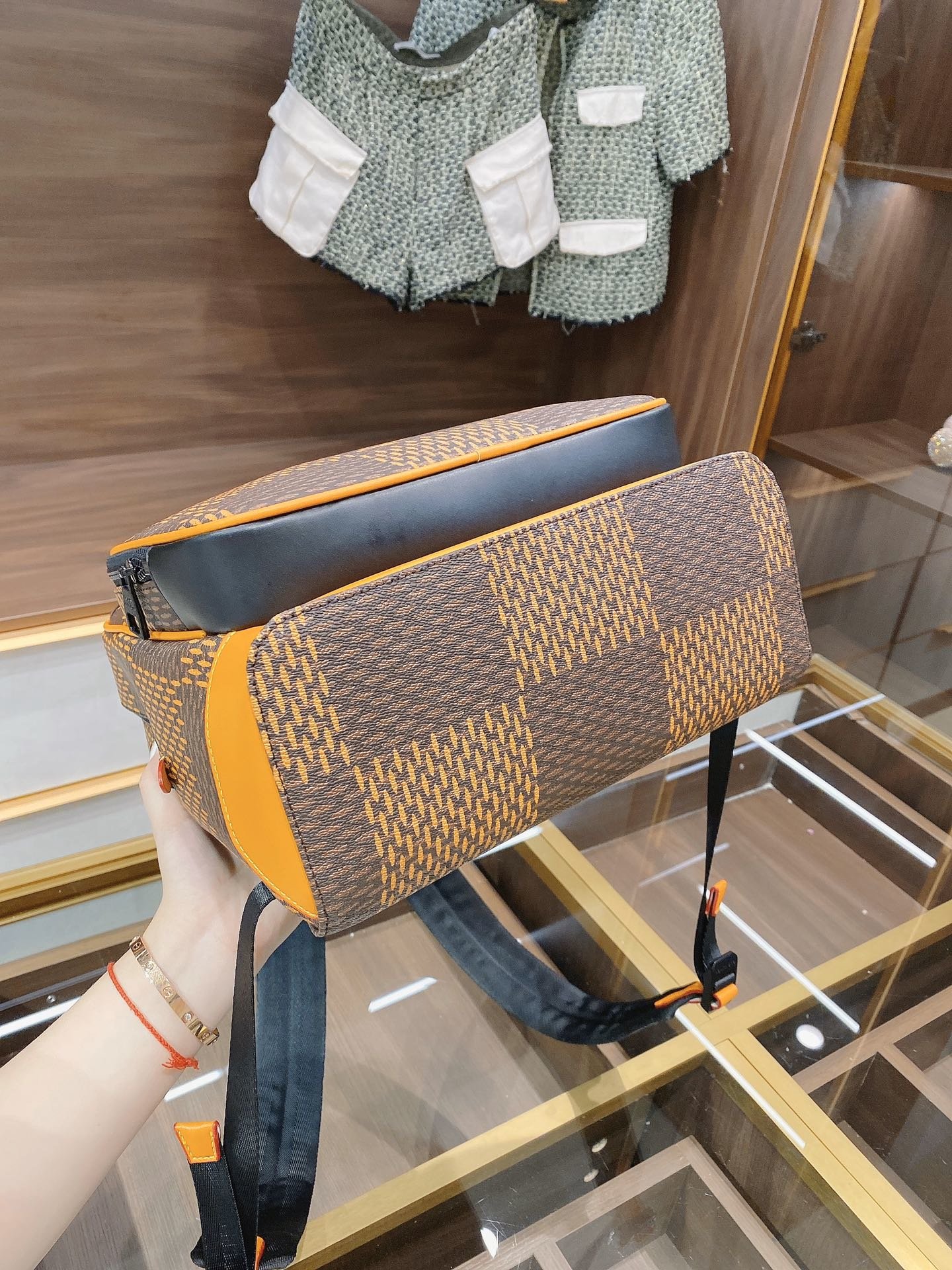 LV $90 gallery