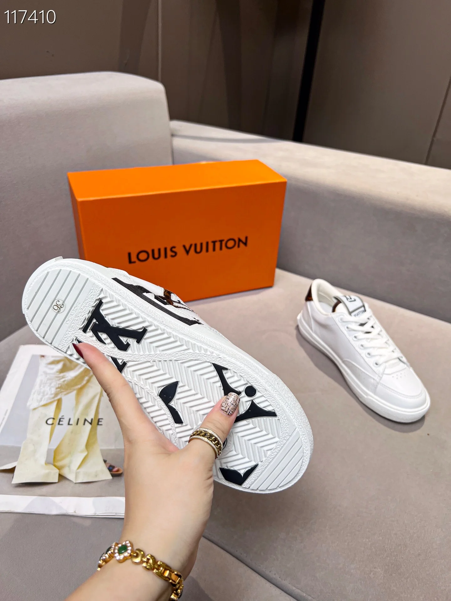 LV $90 gallery