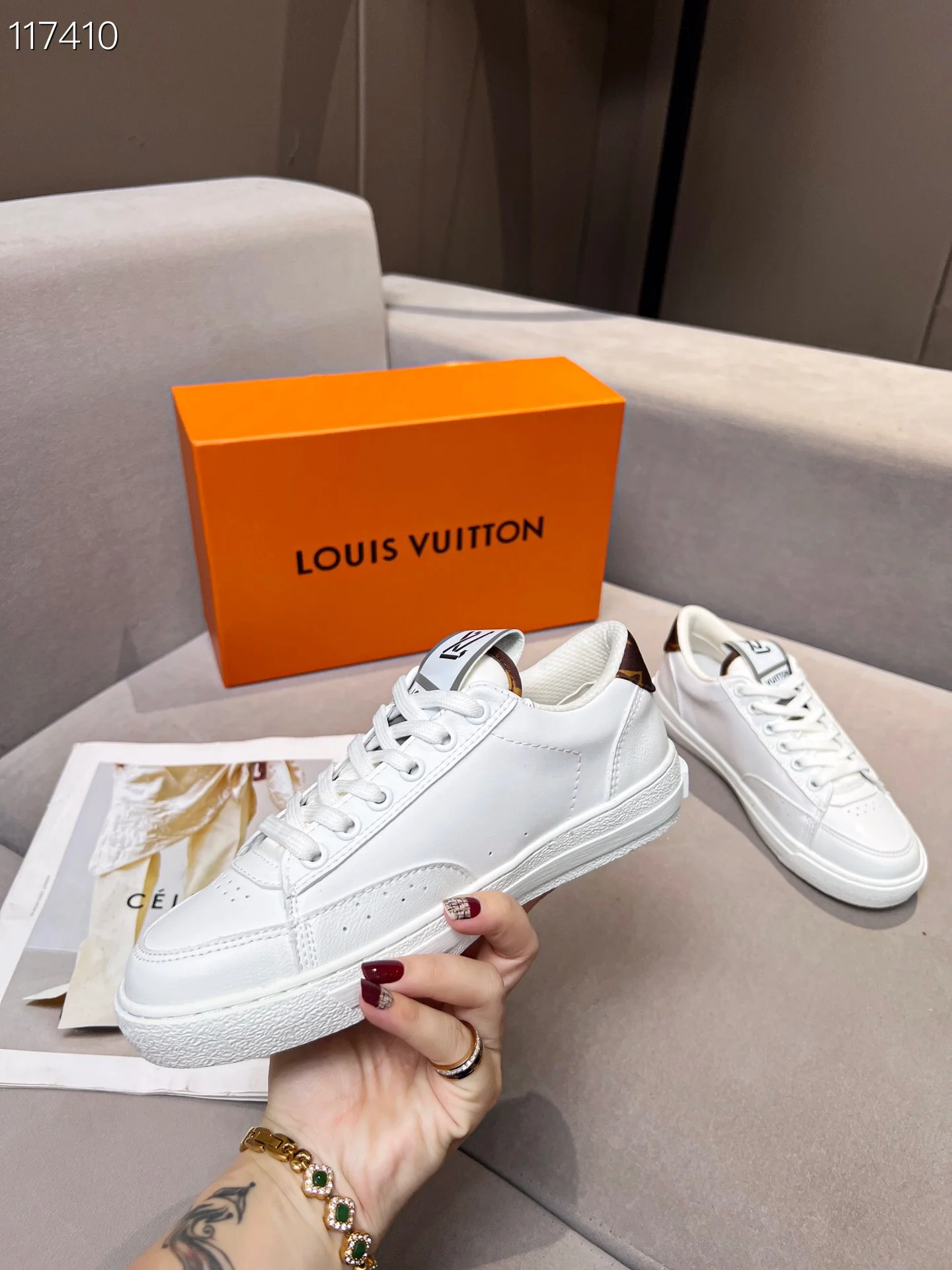 LV $90 gallery