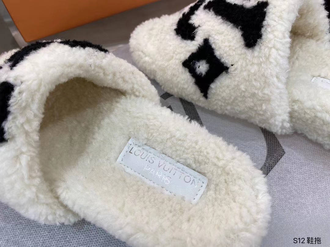 LV $90 gallery