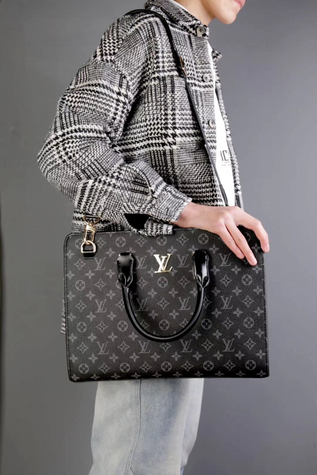 LV $91 gallery