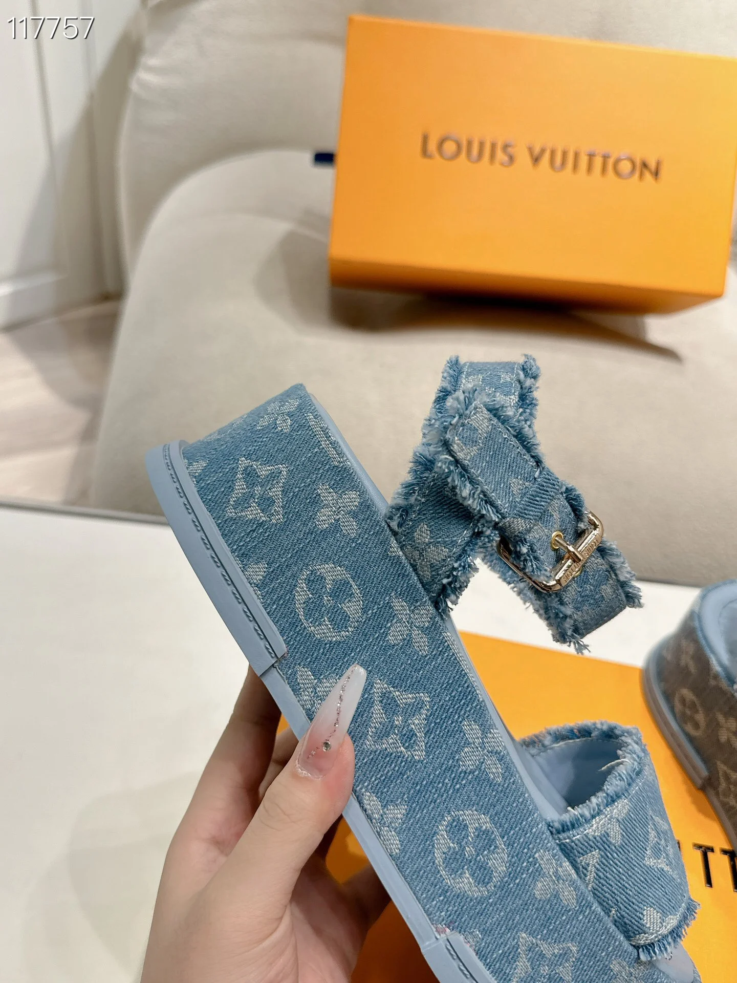 LV $94 gallery