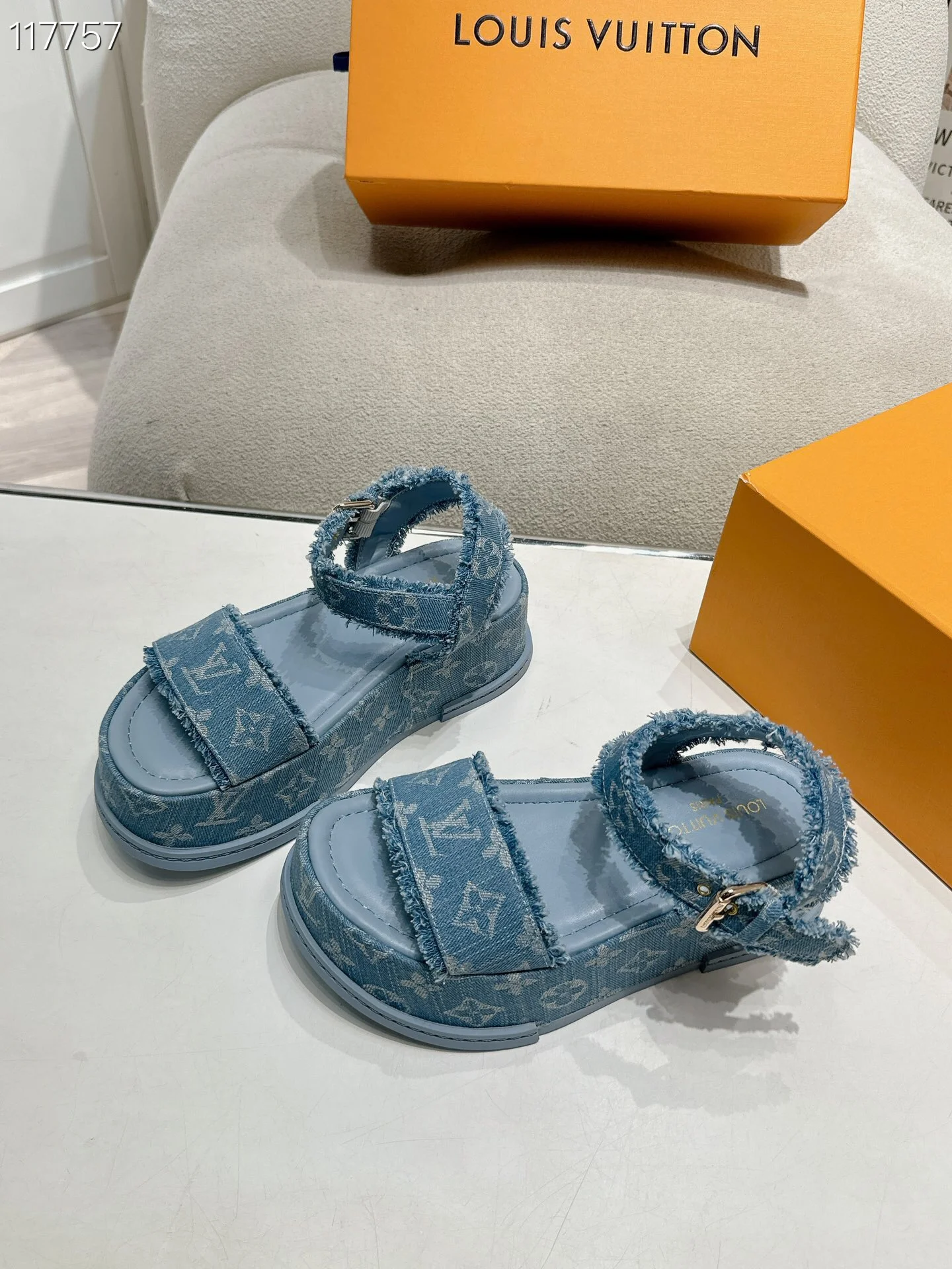 LV $94 gallery