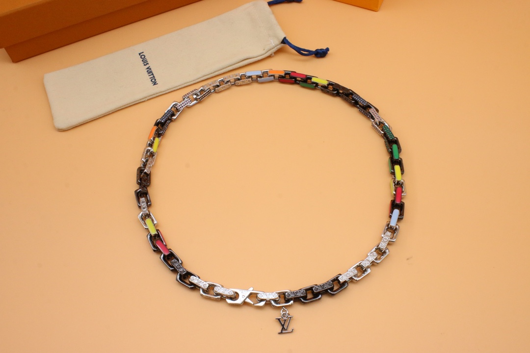 L necklace gallery