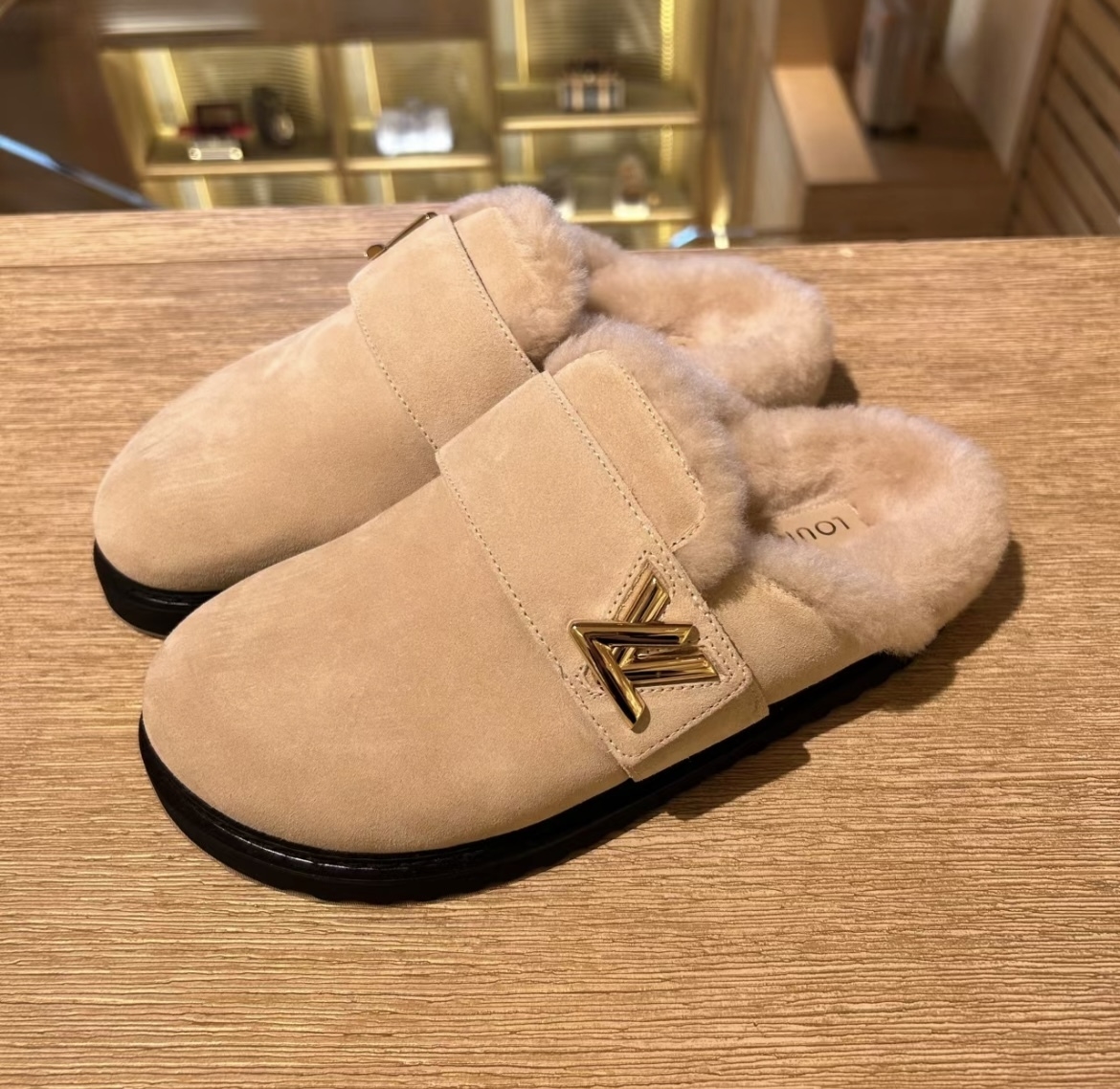 Maz1292  Louis Vuitton Slippers  62887 gallery