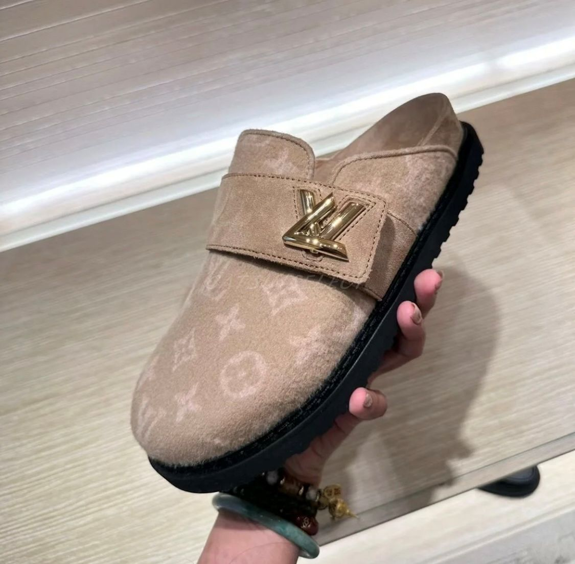 Maz1292  Louis Vuitton Slippers  62887 gallery