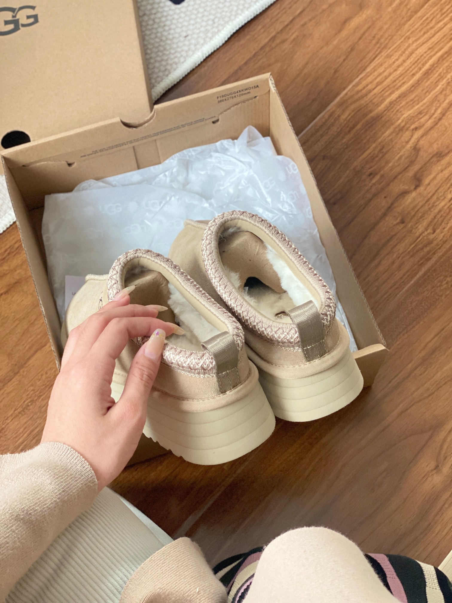 Oo1342-307.2💴42.66$UGG gallery