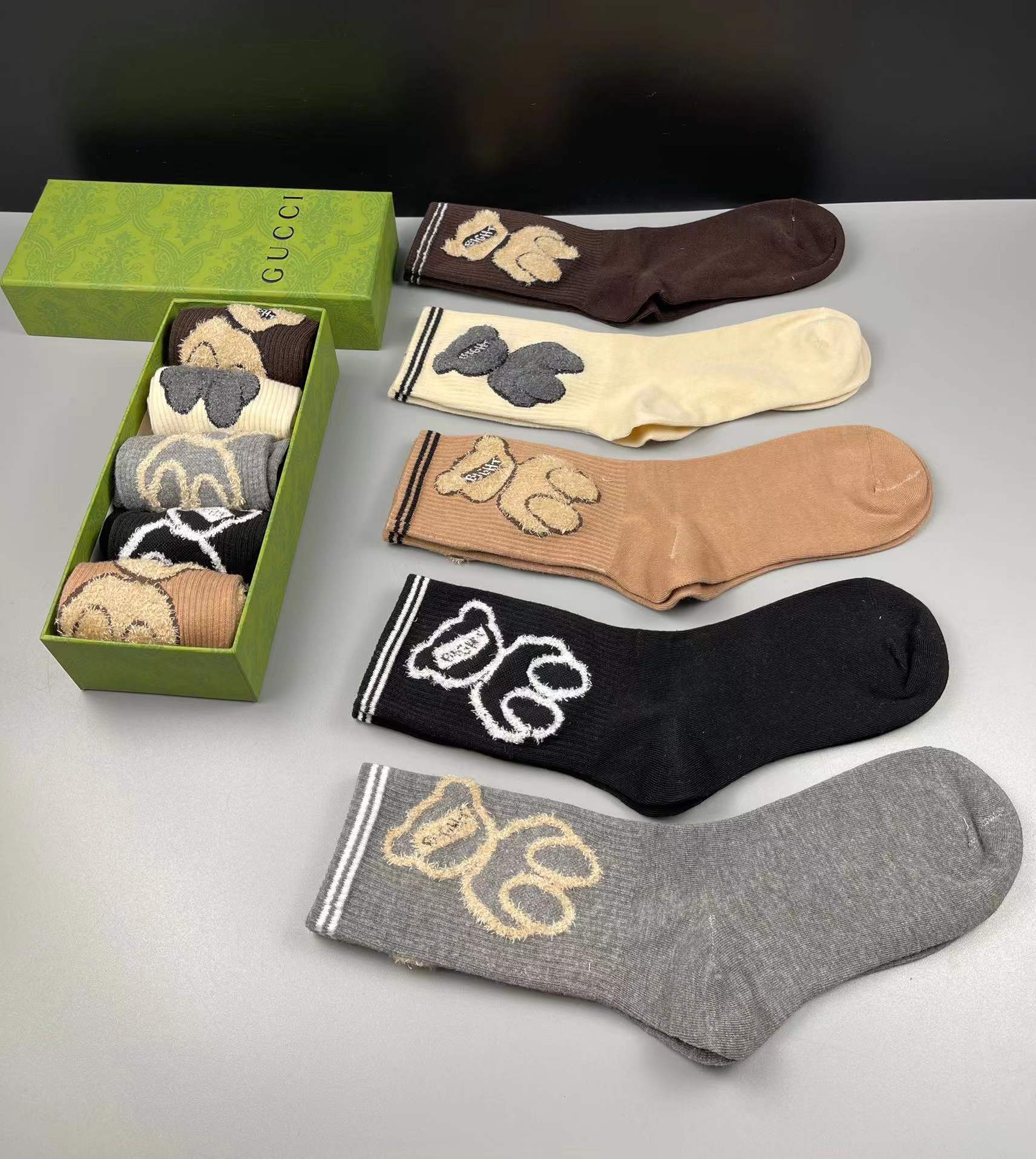 RV025  Gucci socks  $18.99 gallery