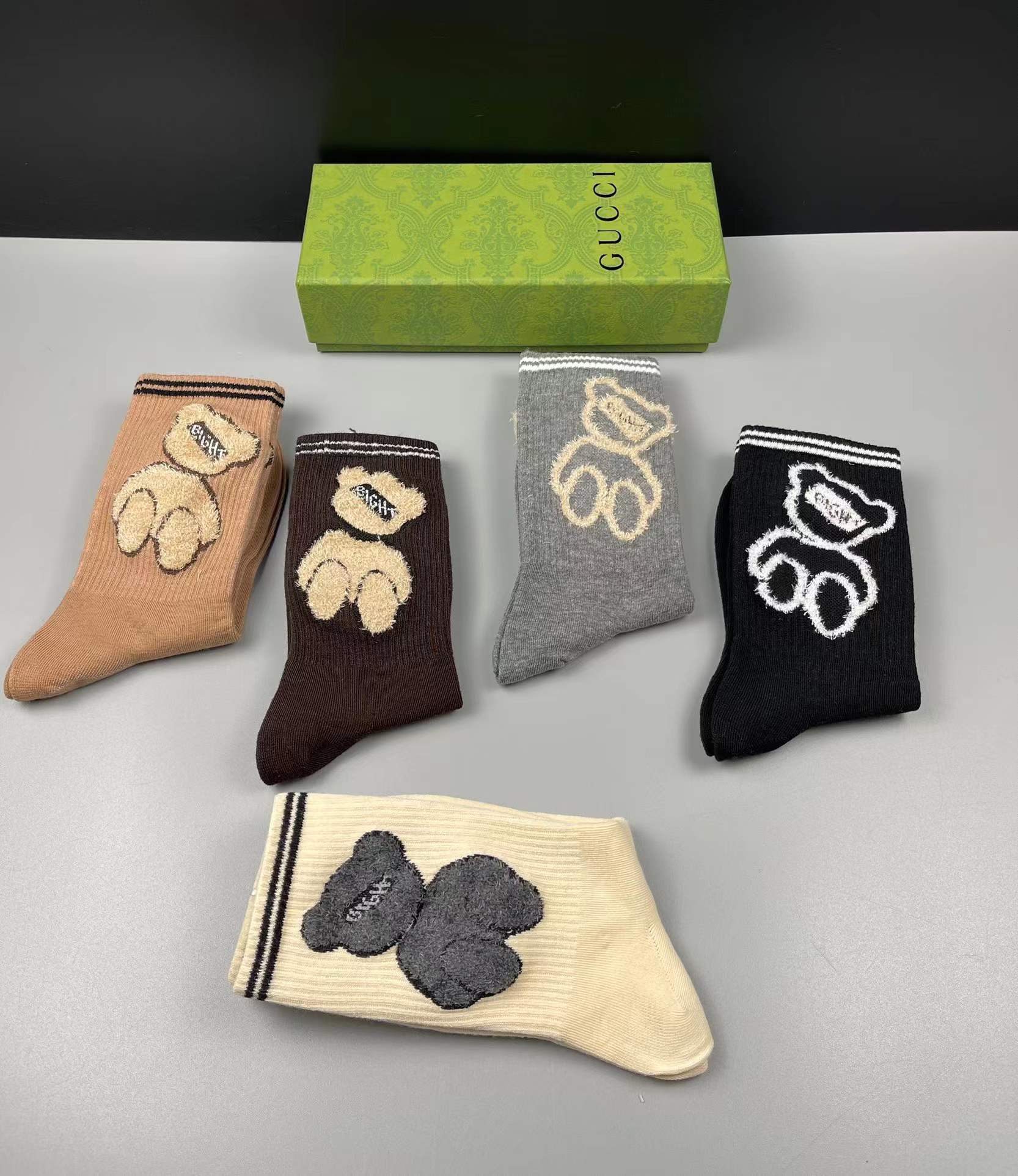 RV025  Gucci socks  $18.99 gallery