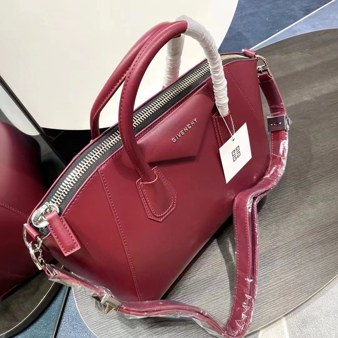 TL4203 GIVENCHY 65$ gallery