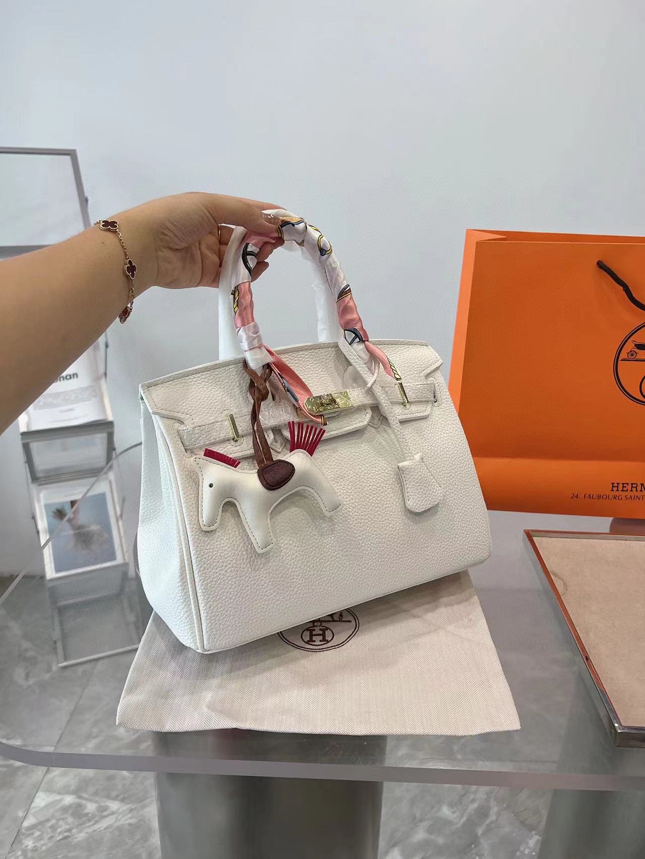 TL6438 HERMES 59.99$ gallery