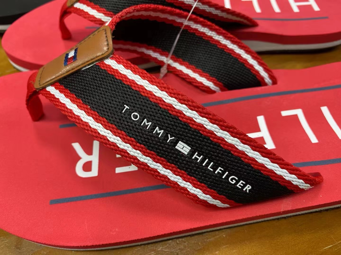 TOMMY 24.85$    code 244-6928-R gallery