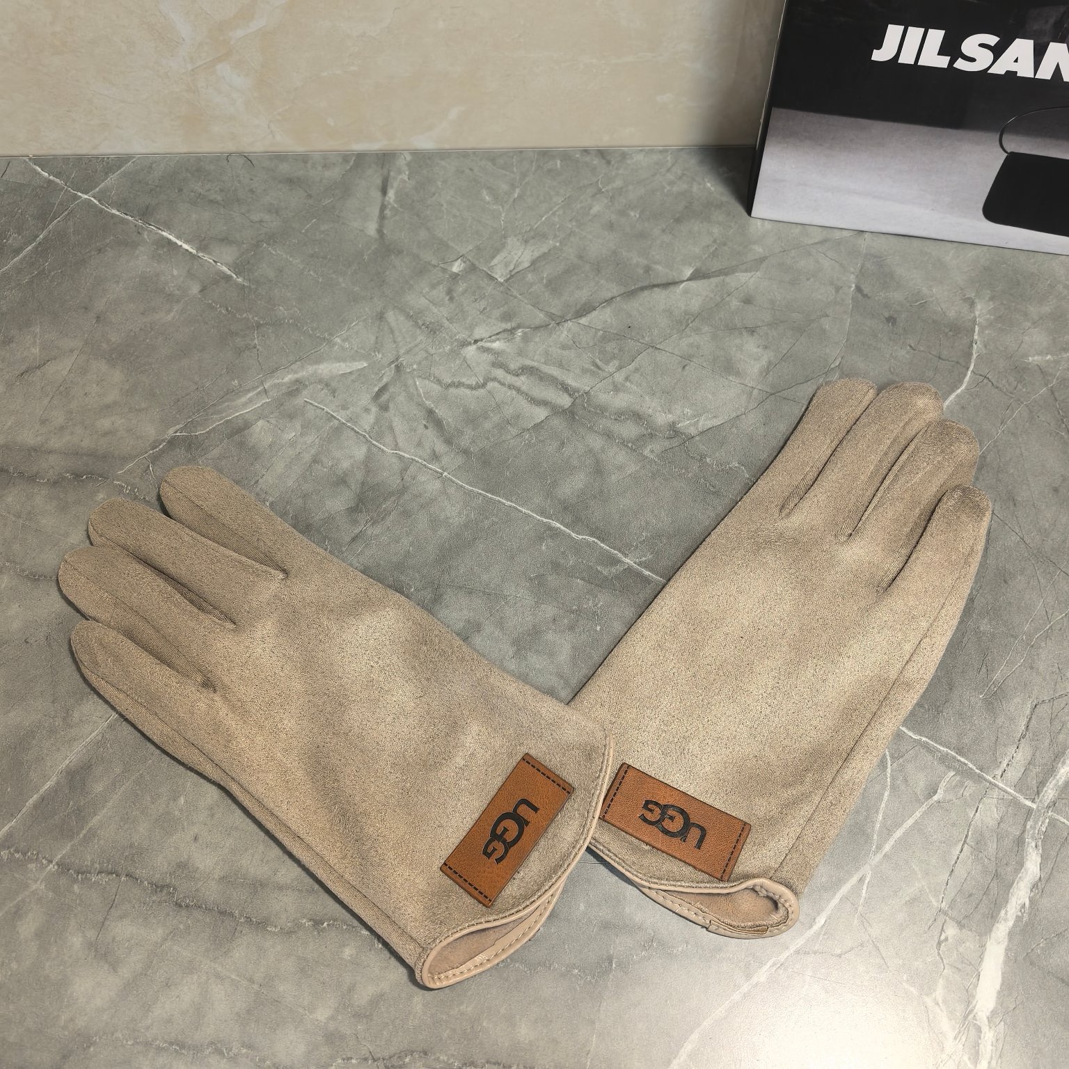 UF4090-UF4091，Ugg gloves 139.99 gallery