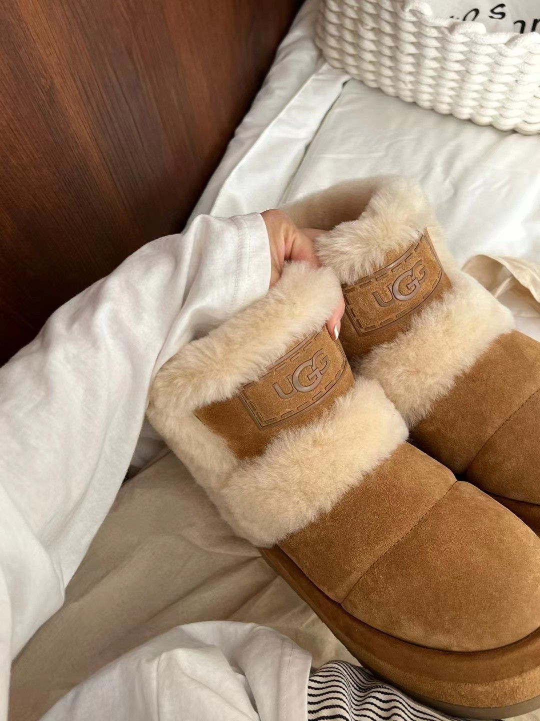 UGG 66.66$     code  524-6856-R gallery