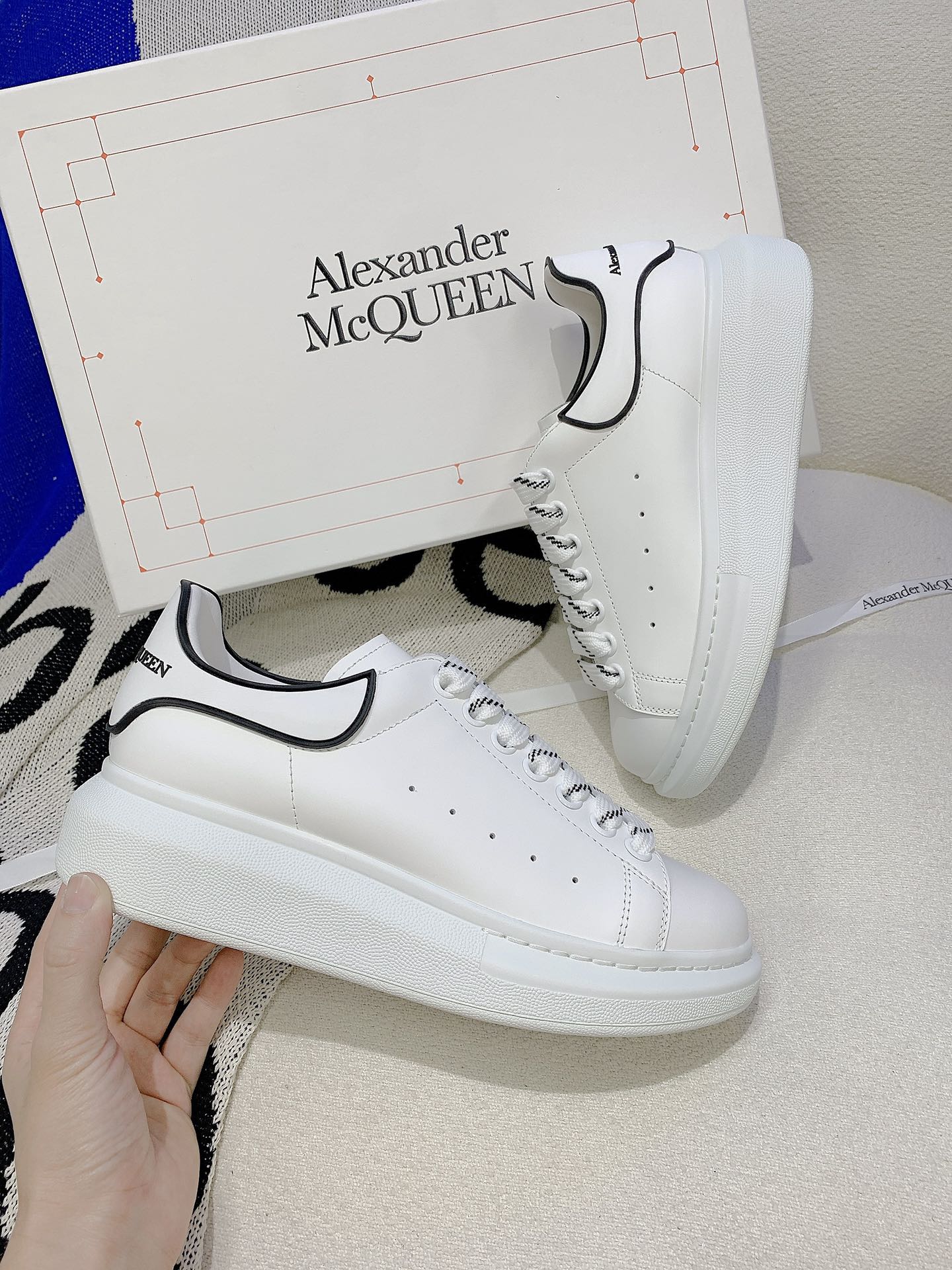 V2309-308.8💴42.88$Alexander Mcqueen gallery