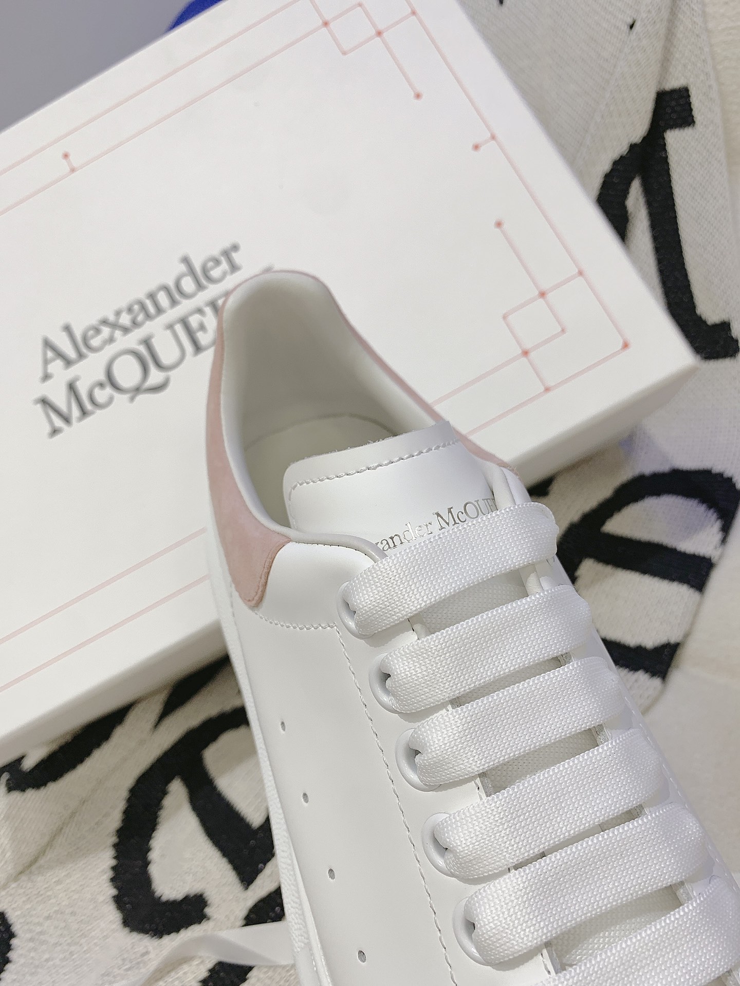 V2309-308.8💴42.88$Alexander Mcqueen gallery