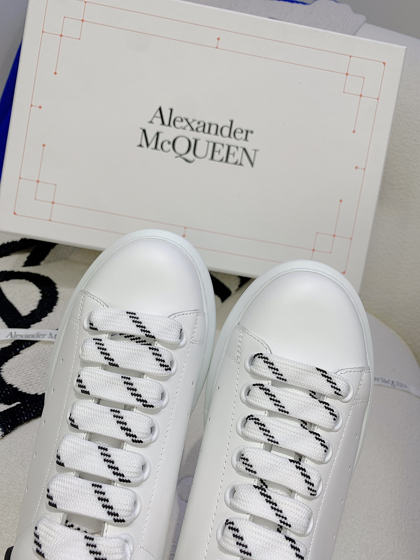 V2309-308.8💴42.88$Alexander Mcqueen gallery