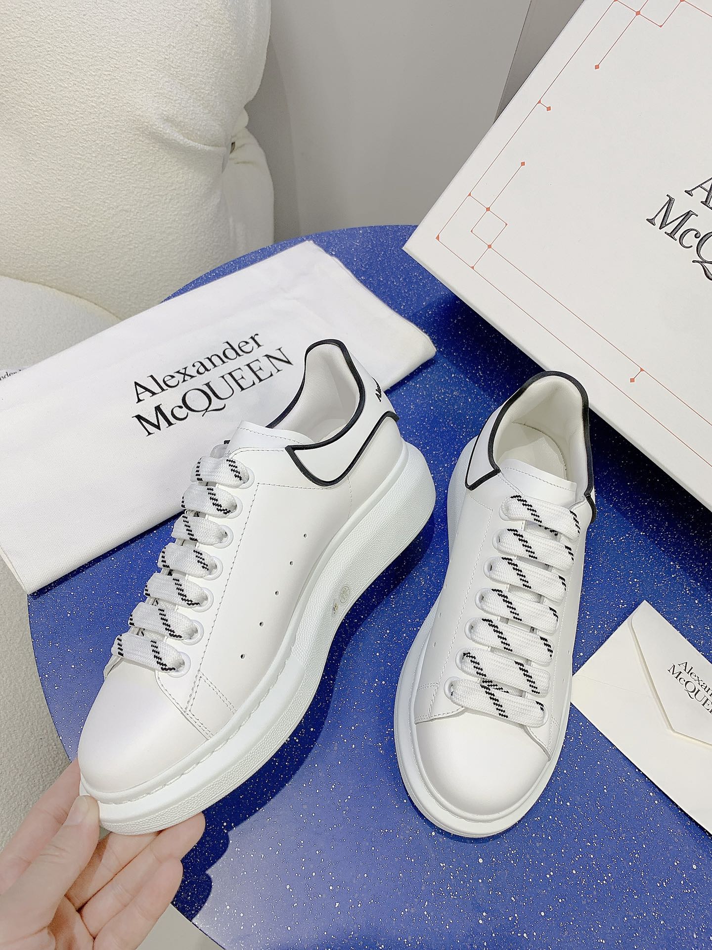 V2309-308.8💴42.88$Alexander Mcqueen gallery