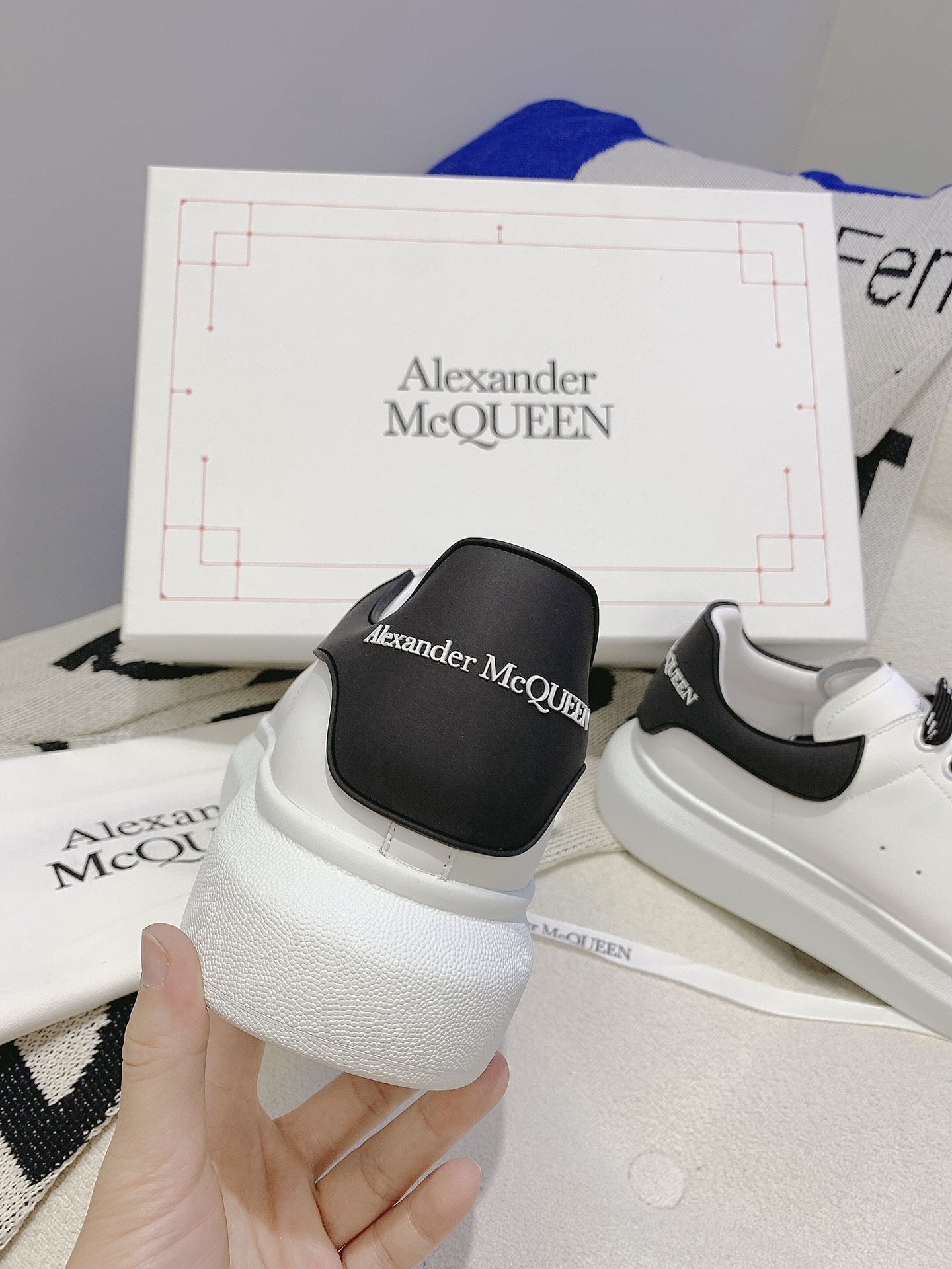 V2309-308.8💴42.88$Alexander Mcqueen gallery