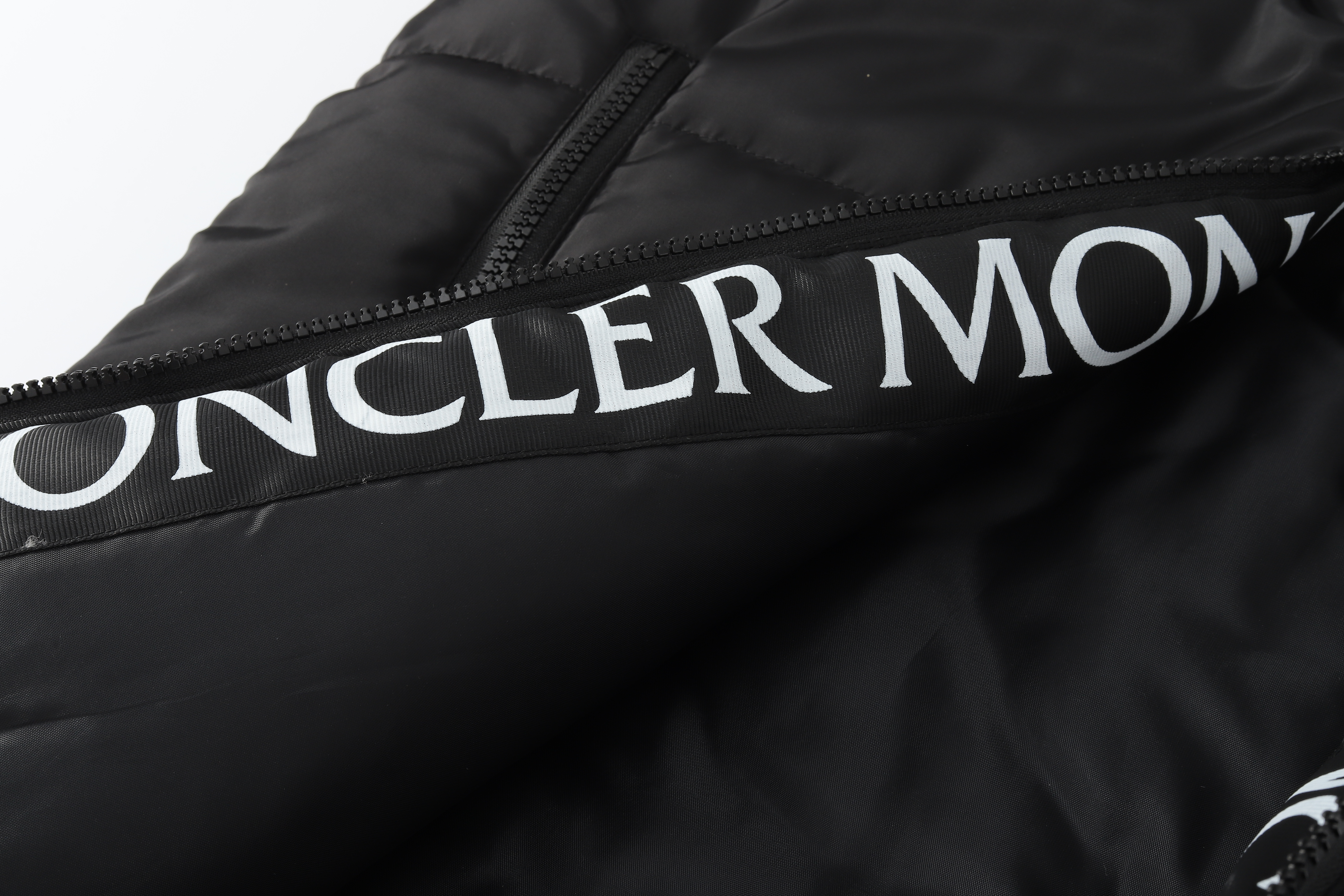 V2697-292.7💴40.66$Moncler gallery