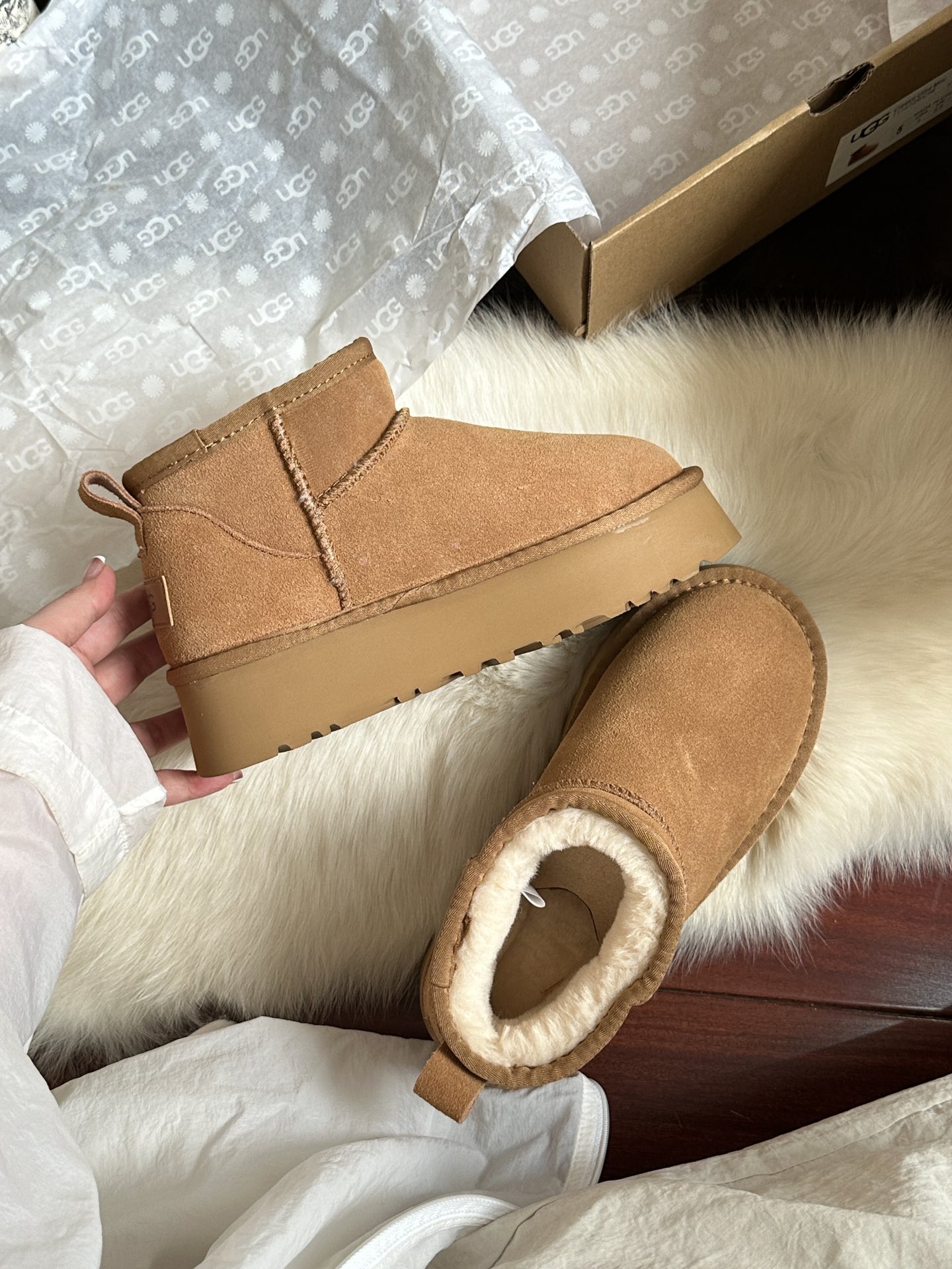 V2815-359.9💴49.99$UGG gallery