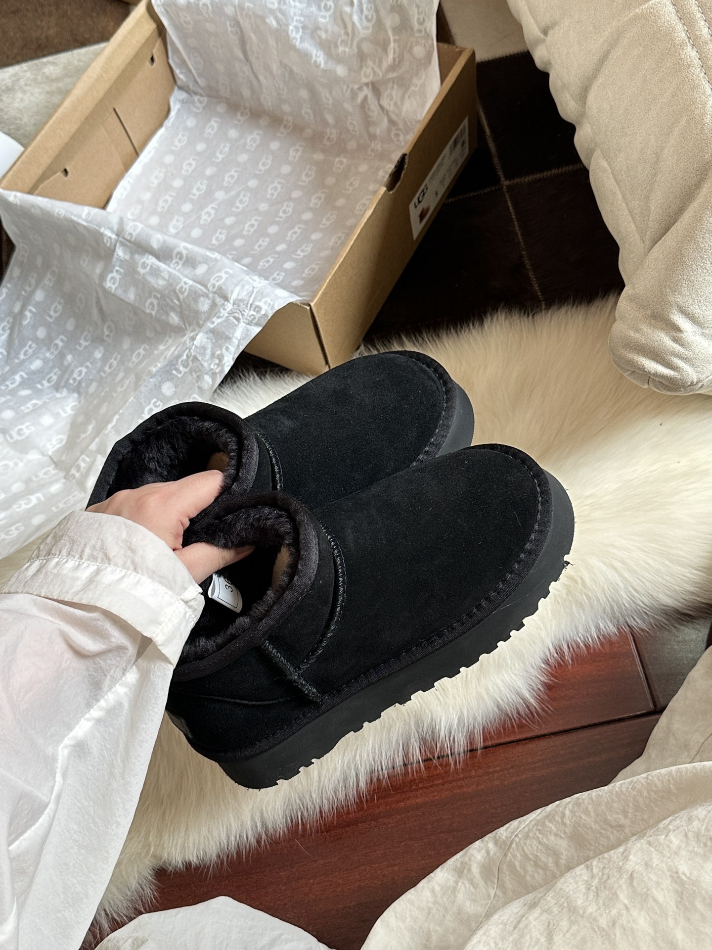 V2815-359.9💴49.99$UGG gallery