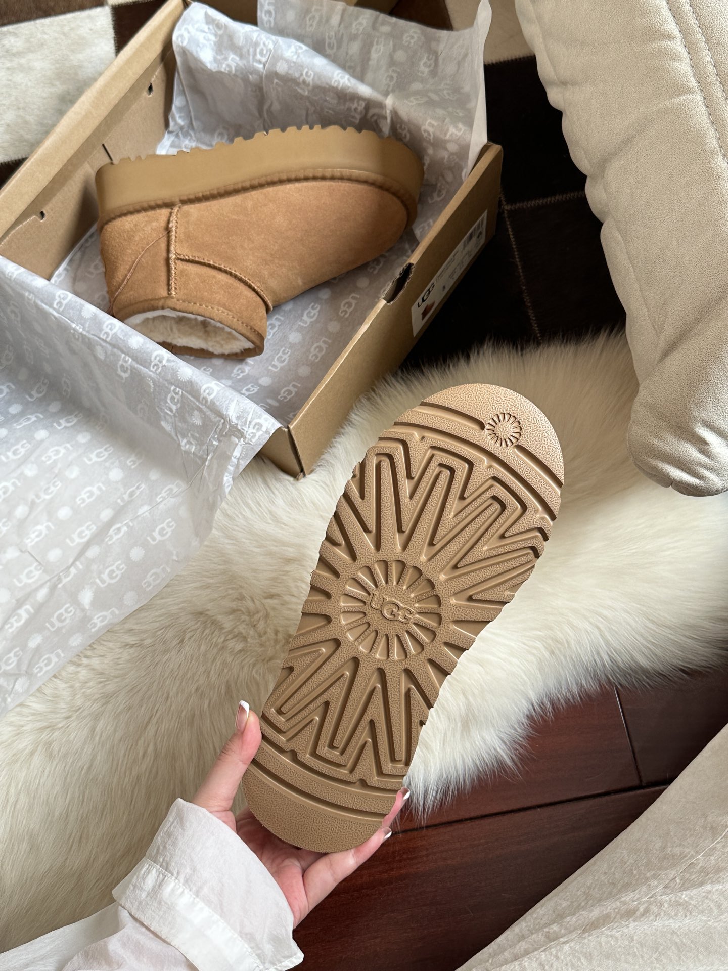 V2815-359.9💴49.99$UGG gallery