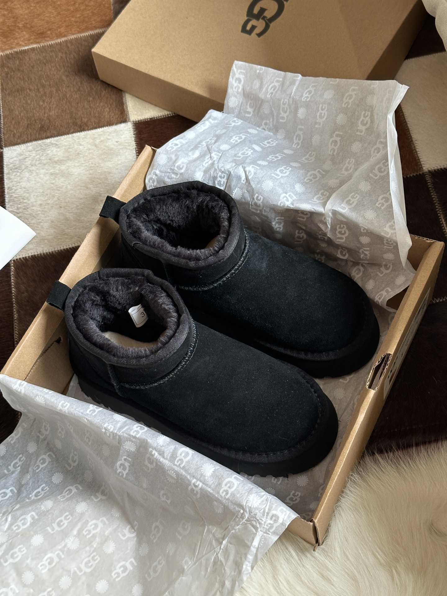 V2815-359.9💴49.99$UGG gallery