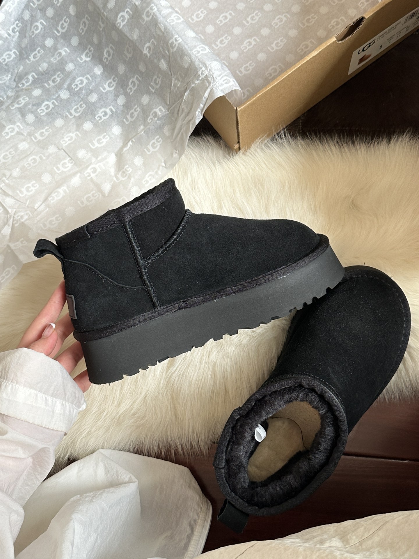 V2815-359.9💴49.99$UGG gallery