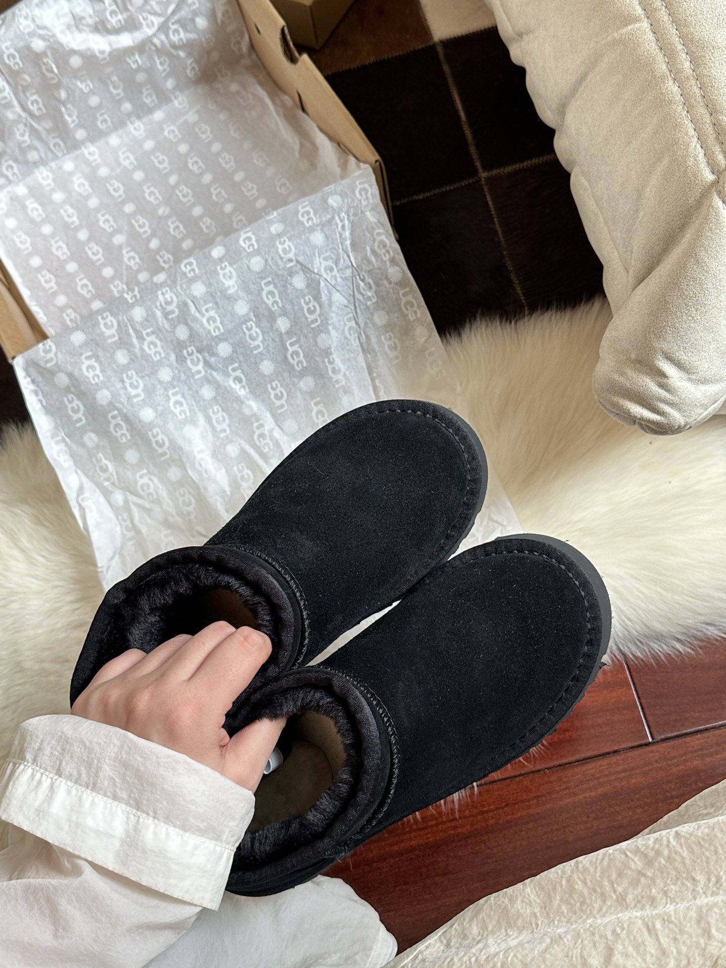 V2815-359.9💴49.99$UGG gallery