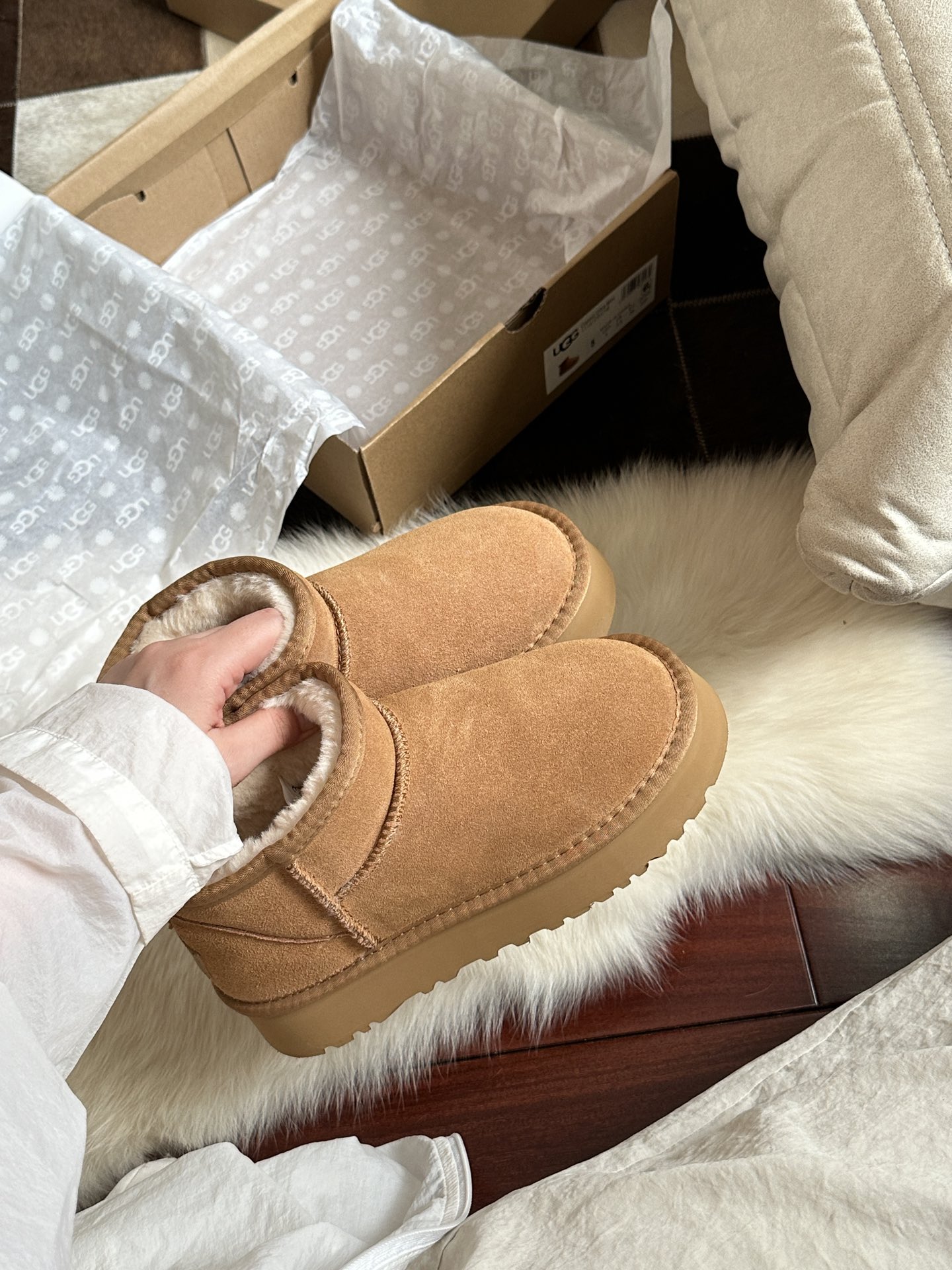 V2815-359.9💴49.99$UGG gallery