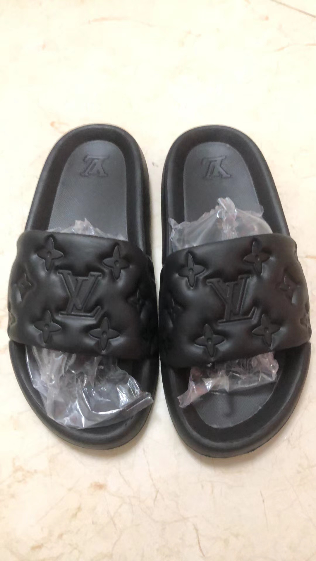 VV937 LV slippers gallery